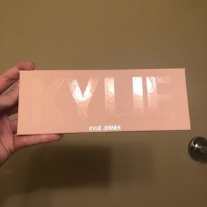 kylie jenner cosmetics eyeshadow palette